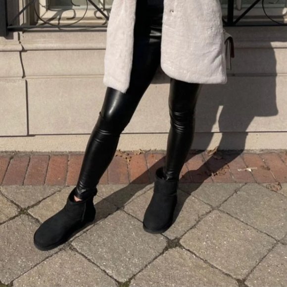 NIB UGG Classic Mini II Boot Black - Picture 1 of 8